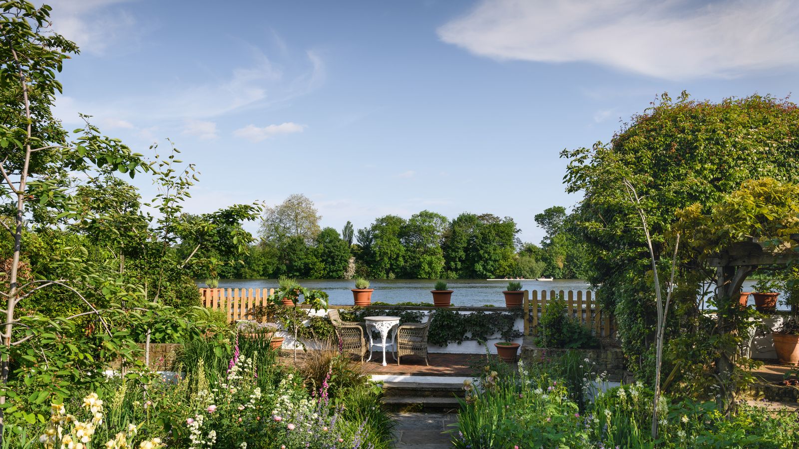 An Arts and Crafts garden on the river in Chiswick revitalised by Jo Thompson